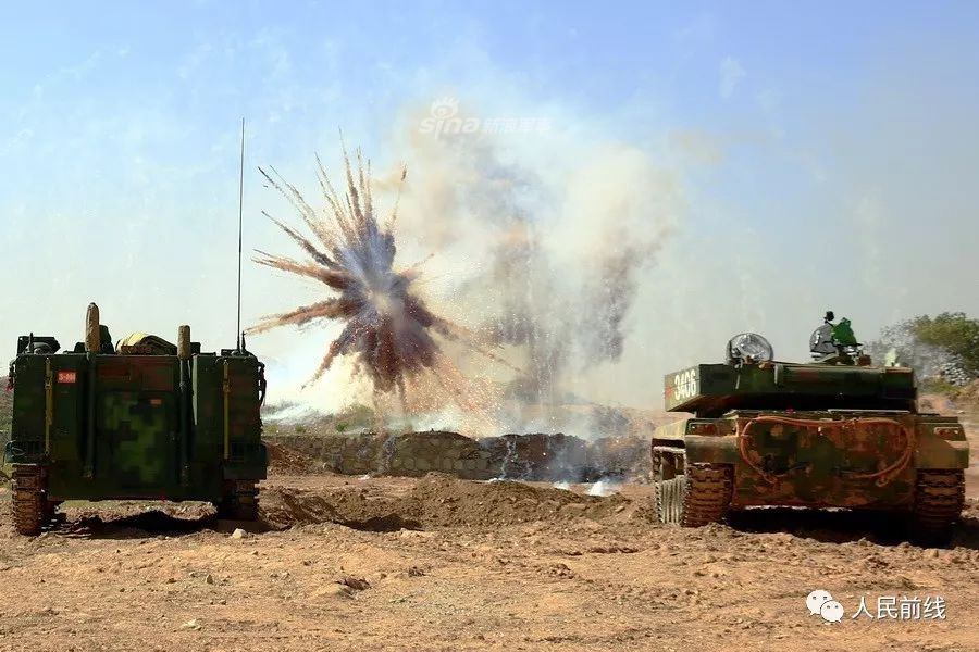 Không chỉ trên các loại xe tăng chiến đấu chủ lực, các xe thiết giáp hoặc thậm chí cả xe bánh lốp bọc thép cũng được trang bị hệ thống phóng lựu đạn khói để phòng thủ. Nguồn ảnh: Sina.