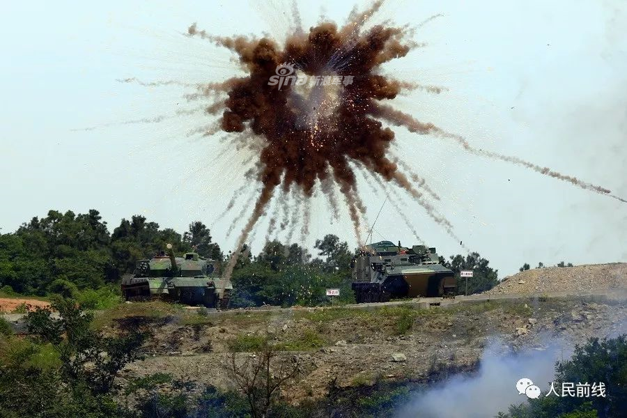 Không chỉ làm tên lửa chống tăng của đối phương mất tác dụng, hệ thống lựu đạn khói này cũng giúp lực lượng bộ binh có thời gian di chuyển, thoát khỏi khu vực nguy hiểm. Nguồn ảnh: Sina.