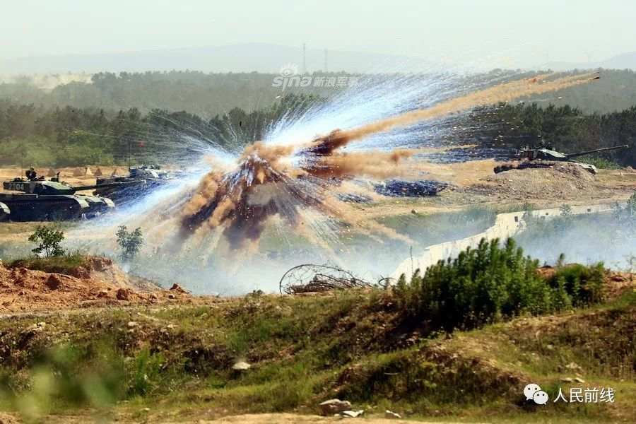 Trong khi đó trên các xe tăng của Đức và Anh, hệ thống phóng đạn khói được đặt cố định trên nóc tháp pháo, khi cần xạ thủ có thể khai hoả từ bên trong xe. Nguồn ảnh: Sina.