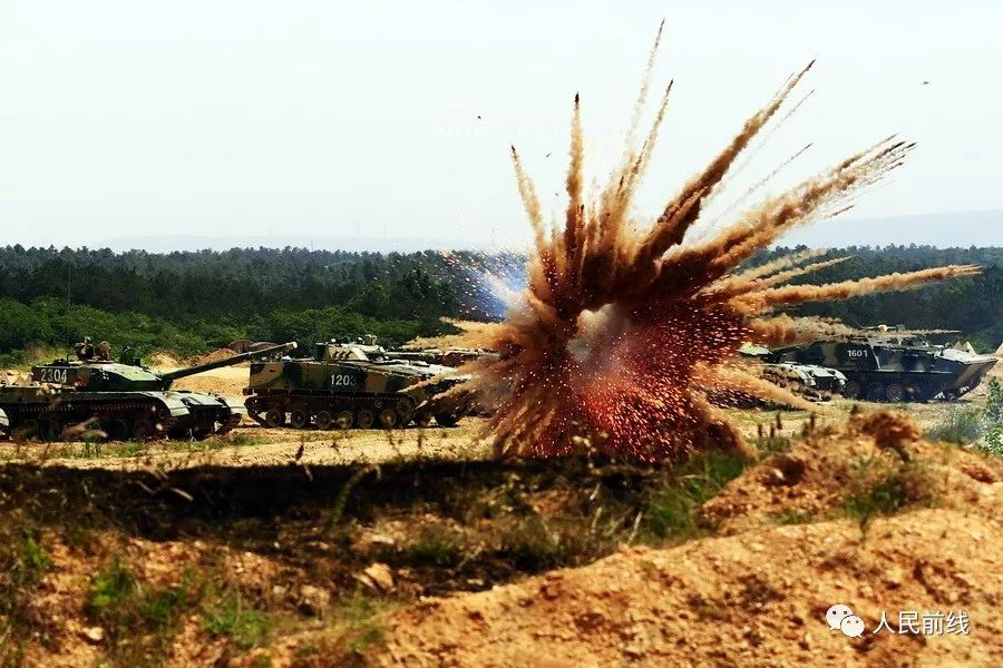 Chỉ trong tích tắc, các loại lựu đạn khói này sẽ tạo ra một màn sương mù dày đặc rộng hàng trăm mét vuông, giúp kíp chiến đấu và phương tiện thoát ra tầm ngắm của hoả lực địch. Nguồn ảnh: Sina.