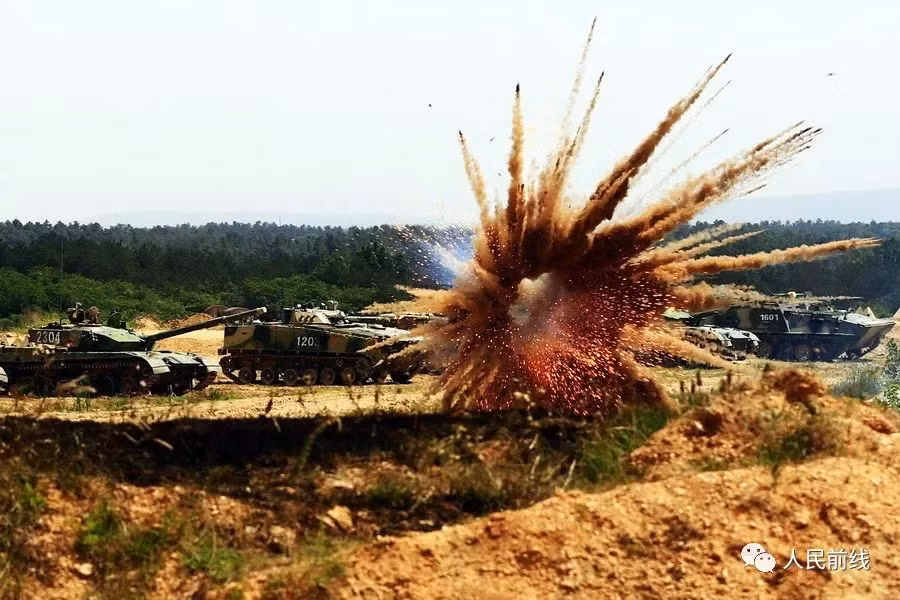 Chỉ trong tích tắc, các loại lựu đạn khói này sẽ tạo ra một màn sương mù dày đặc rộng hàng trăm mét vuông, giúp kíp chiến đấu và phương tiện thoát ra tầm ngắm của hoả lực địch. Nguồn ảnh: Sina.