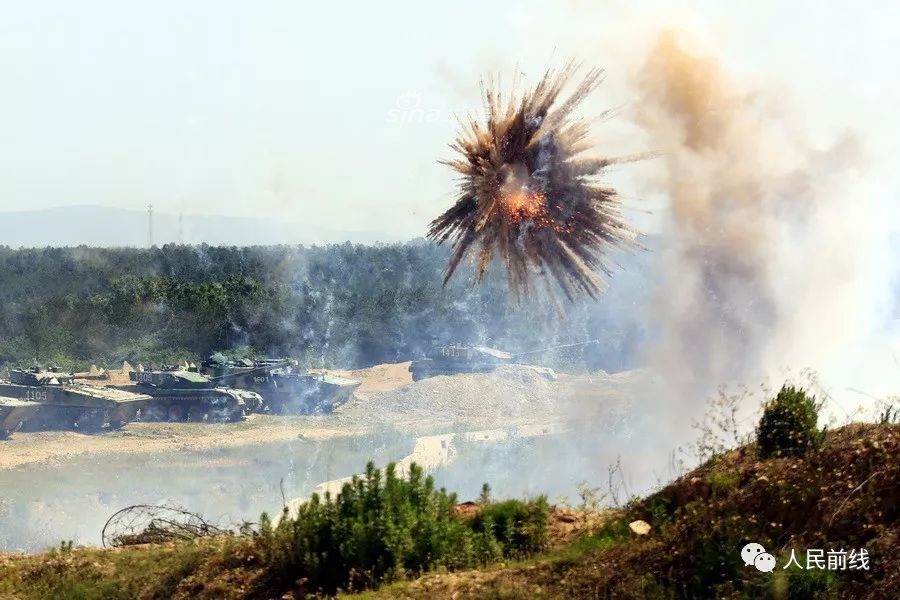 Khi mới ra đời, hệ thống này đơn giản chỉ để che chắn cho xe tăng chuyển vị trí, tránh được hoả lực của địch mà không biết rằng tính ứng dụng của lựu đạn khói là cực kỳ cao. Nguồn ảnh: Sina.