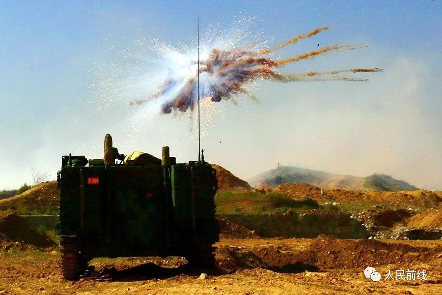 Tất nhiên là khi ở sau bức màn này, các loại hoả lực trên xe tăng và thiết giáp cũng bất lực không thể khai hoả được vào vị trí của đối phương do không có tầm nhìn. Nguồn ảnh: Sina.