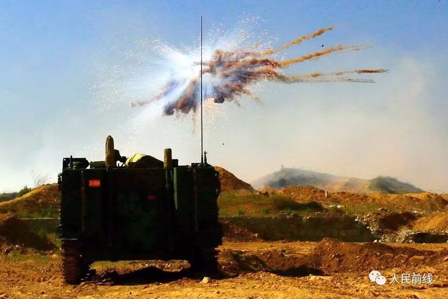 Tất nhiên là khi ở sau bức màn này, các loại hoả lực trên xe tăng và thiết giáp cũng bất lực không thể khai hoả được vào vị trí của đối phương do không có tầm nhìn. Nguồn ảnh: Sina.