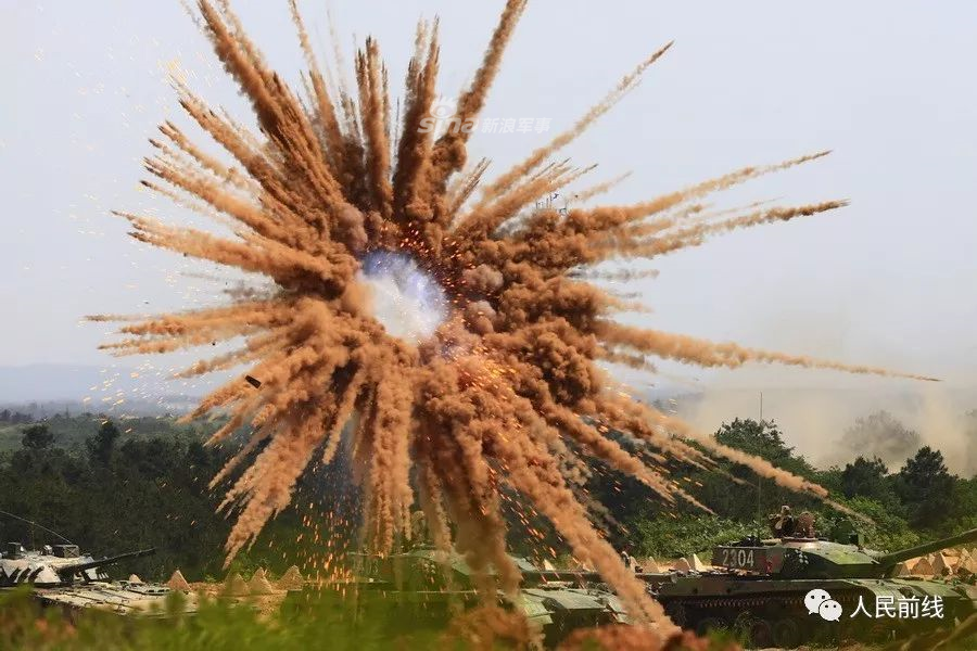 Khi một dàn các loại phương tiện thiết giáp tác chiến trong khoảng cách đội hình gần cùng tung lựu đạn khói, màn khói dày đặc có thể bao phủ diện tích hàng nghìn mét vuông, đủ để toàn bộ đội hình có thời gian di chuyển, tránh được hoả lực chết người từ phía đối phương. Nguồn ảnh: Sina.