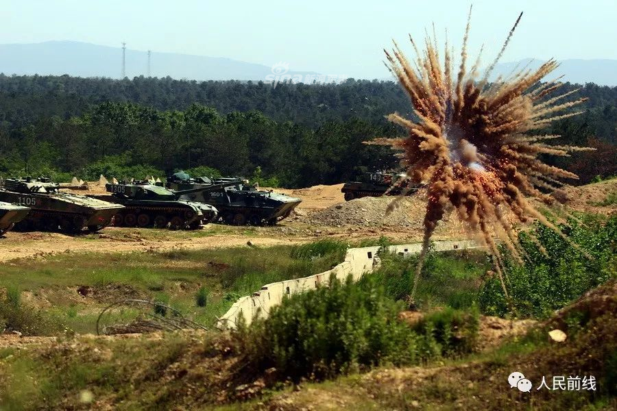 Sau này, khi các loại tên lửa chống tăng ra đời người ta mới bất ngờ nhận ra rằng màn khói từ các loại lựu đạn này còn có khả năng làm đầu dò hồng ngoại của tên lửa có dẫn đường bất lực trong việc truy đuổi mục tiêu. Nguồn ảnh: Sina.