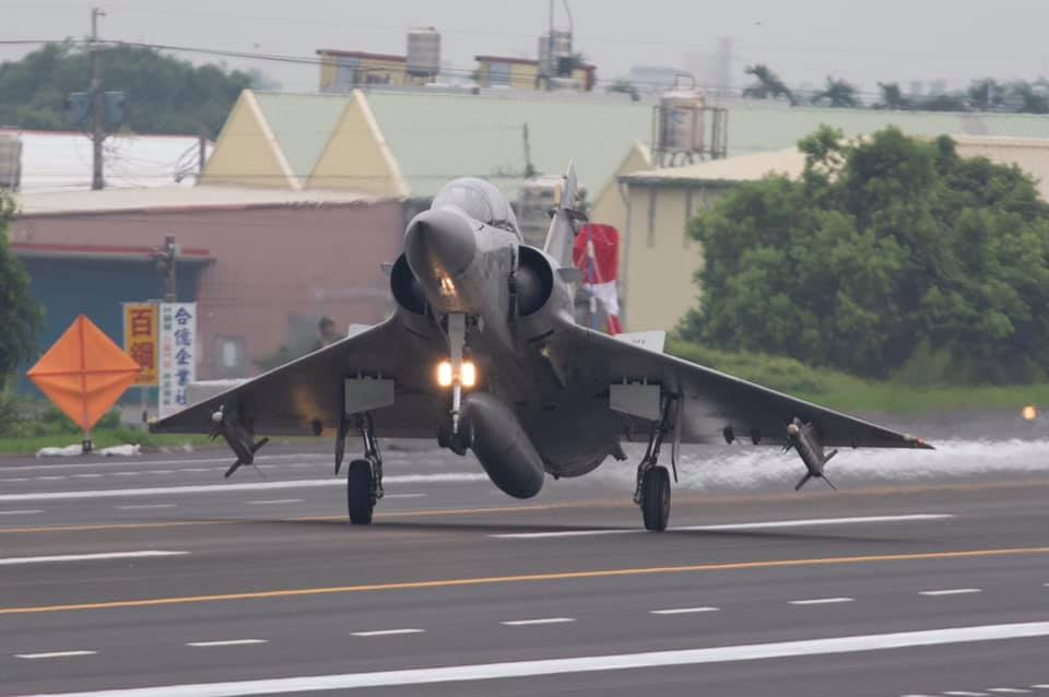 Khác với các sân bay cố định, hệ thống đường cao tốc có khả năng kết nối rất tốt, các cơ sở hậu cần mặt đất của lực lượng không quân có thể nhanh chóng rời đoạn đường này di chuyển ngay sang đoạn đường khác sau khi cất cánh máy bay. Nguồn ảnh: Sina.