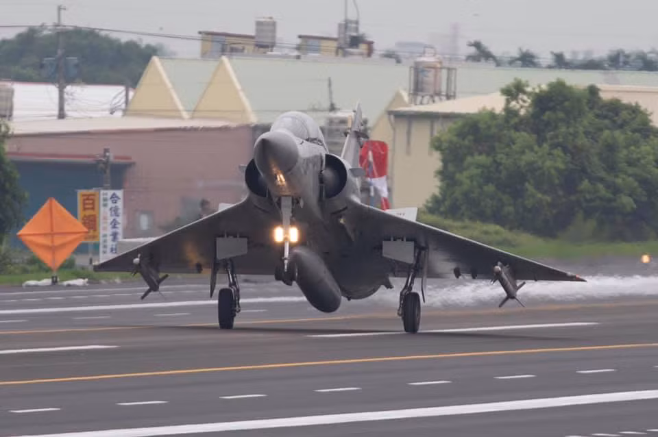 Khác với các sân bay cố định, hệ thống đường cao tốc có khả năng kết nối rất tốt, các cơ sở hậu cần mặt đất của lực lượng không quân có thể nhanh chóng rời đoạn đường này di chuyển ngay sang đoạn đường khác sau khi cất cánh máy bay. Nguồn ảnh: Sina.