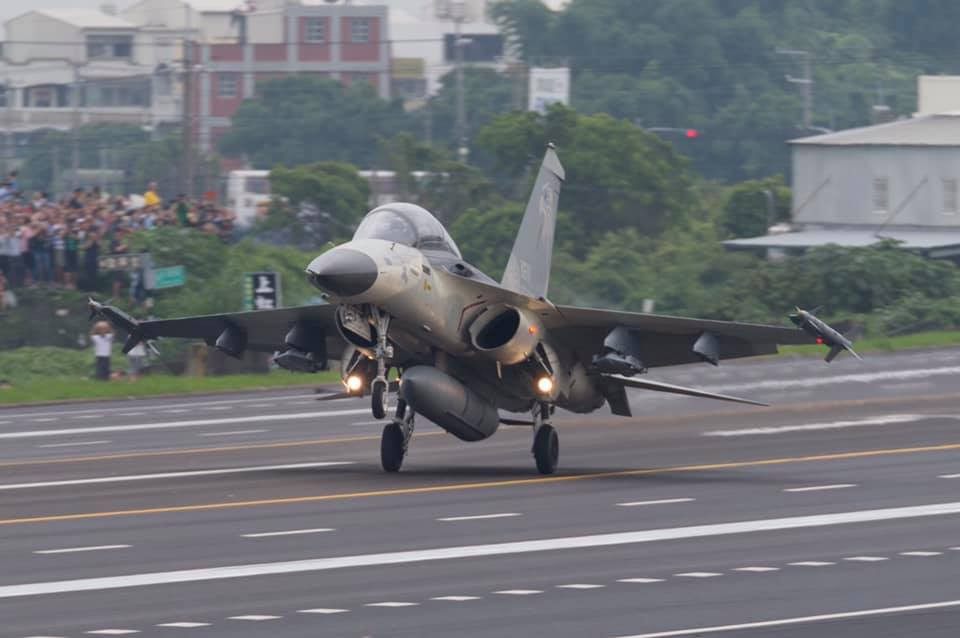 Chiến đấu cơ F-CK-1 do Đài Loan tự phát triển hạ cánh xuống đường cao tốc trong cuộc tập trận vào trung tuần tháng 5. Nguồn ảnh: Sina.