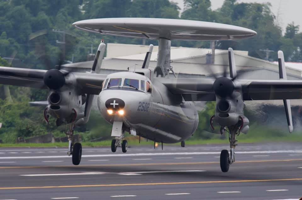 Với hệ thống đường cao tốc trải dài hàng nghìn km, Không quân Đài Loan sẽ có thể triển khai hàng chục sân bay dã chiến ngay trên đường cao tốc khi cần. Nguồn ảnh: Sina.