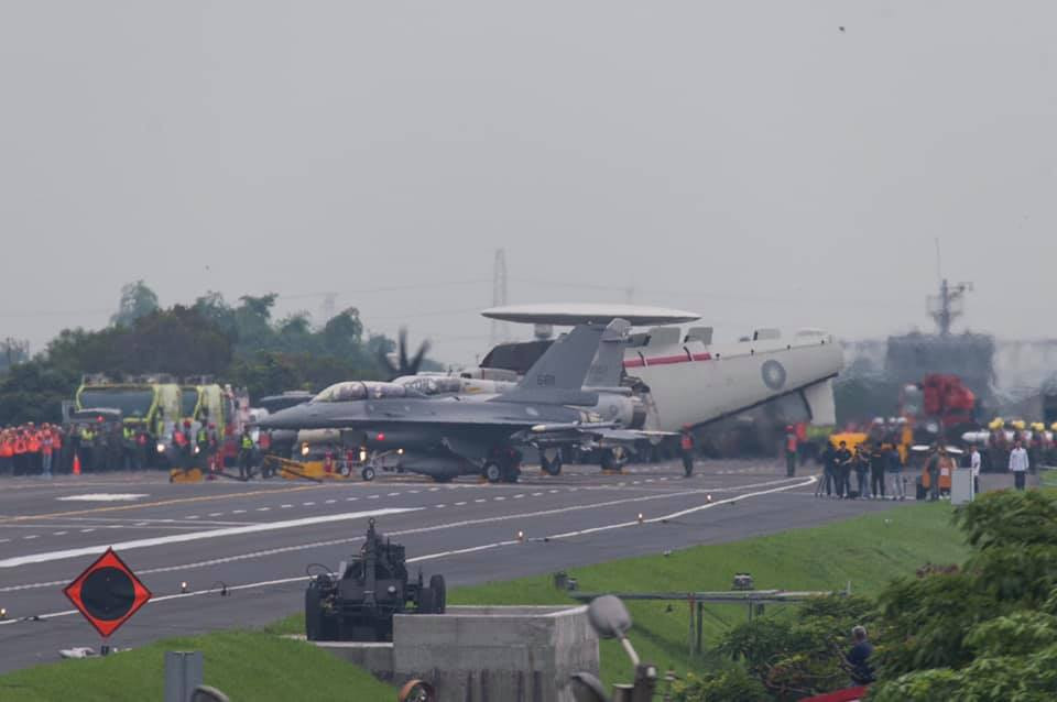 Theo đó trong tình huống diễn ra xung đột trên diện rộng các căn cứ không quân sẽ là mục tiêu bị đánh phá đầu tiên, do đó các phi công Đài Loan cần học được kỹ năng cất hạ cánh trên đường cao tốc hay đường quốc lộ khi chúng được trưng dụng làm sân bay dã chiến. Trong ảnh là tiêm kích F-16V - máy bay chiến đấu hiện đại nhất Không quân Đài Loan. Nguồn ảnh: Sina.