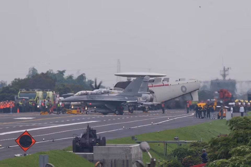 Theo đó trong tình huống diễn ra xung đột trên diện rộng các căn cứ không quân sẽ là mục tiêu bị đánh phá đầu tiên, do đó các phi công Đài Loan cần học được kỹ năng cất hạ cánh trên đường cao tốc hay đường quốc lộ khi chúng được trưng dụng làm sân bay dã chiến. Trong ảnh là tiêm kích F-16V - máy bay chiến đấu hiện đại nhất Không quân Đài Loan. Nguồn ảnh: Sina.