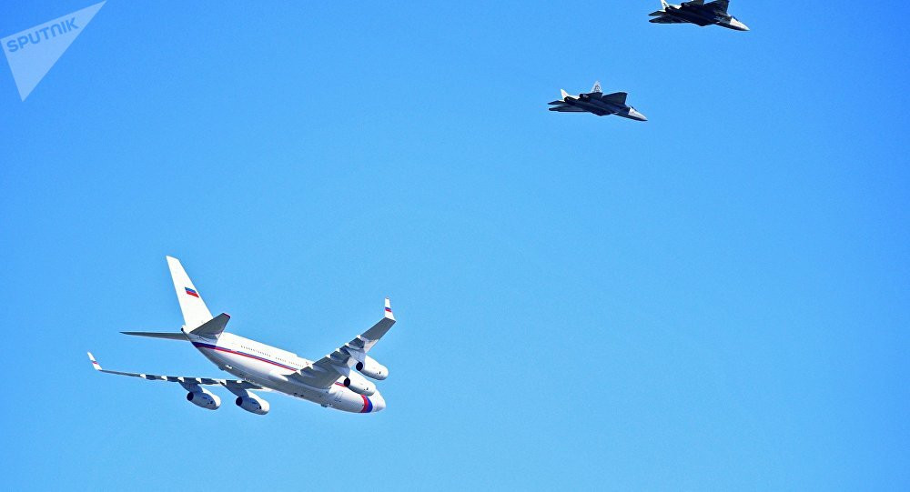 Trong chuyến làm việc mới đây tại trung tâm thử nghiệm vũ khí hàng không lớn nhất nước Nga tại vùng Akhtubinsk, chuyên cơ Il-96-300PU của Tổng thống Putin lần đầu tiên được hộ tống bởi biên đội gồm 6 chiến đấu cơ tàng hình thế hệ 5 Sukhoi Su-57. Nguồn ảnh: Sputnik.