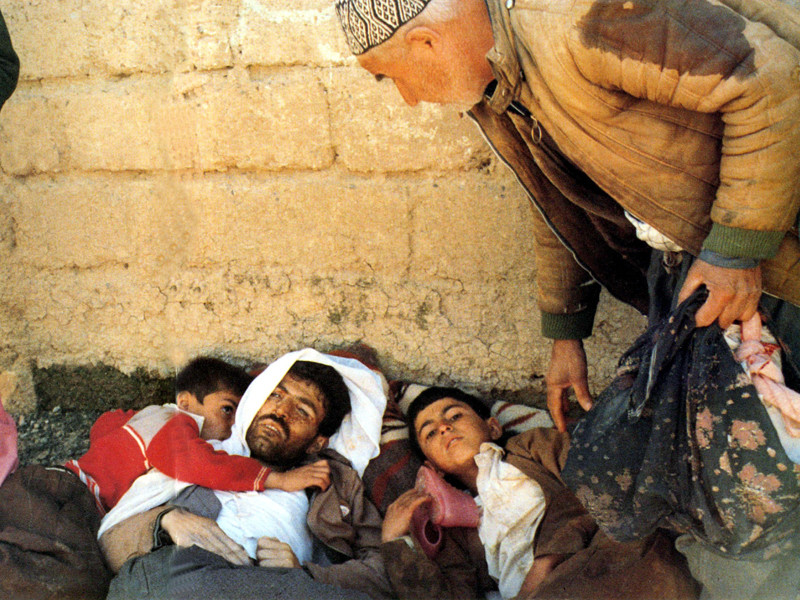 Theo công ước Geneve, các cuộc tấn công bằng vũ khí hoá học dưới bất cứ hình thức nào và vì bất cứ lý do gì đều là vi phạm tội ác chiến tranh. Tuy nhiên trên thực tế để ngăn chặn chiến thắng của Iran, Mỹ đã đứng phía sau ủng hộ Iraq sử dụng vũ khí hoá học vào Iran. Nguồn ảnh: Theatlantic.