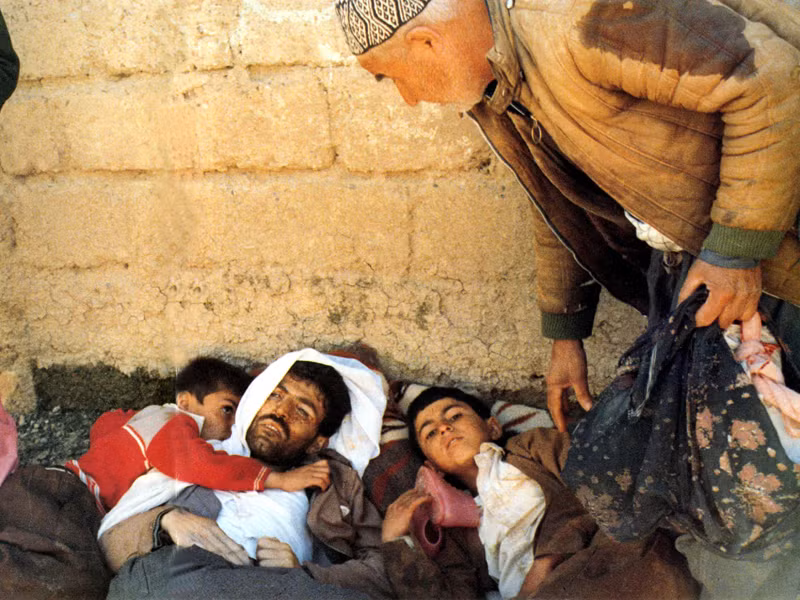 Theo công ước Geneve, các cuộc tấn công bằng vũ khí hoá học dưới bất cứ hình thức nào và vì bất cứ lý do gì đều là vi phạm tội ác chiến tranh. Tuy nhiên trên thực tế để ngăn chặn chiến thắng của Iran, Mỹ đã đứng phía sau ủng hộ Iraq sử dụng vũ khí hoá học vào Iran. Nguồn ảnh: Theatlantic.