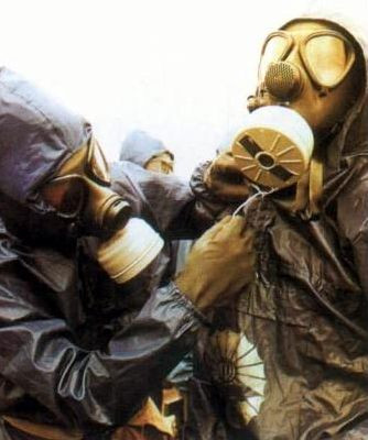 Điều đáng nói là chất độc này có thể xâm nhập vào cơ thể nạn nhân chỉ qua tiếp xúc ngoài da. Điều này khiến cho việc sử dụng mặt nạ phòng độc là không đủ mà phải sử dụng hệ thống quần áo chống độc chuyên dụng mới có thể sống sót được qua các đợt tấn công bằng khí nerve. Nguồn ảnh: Theatlantic.