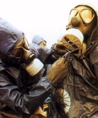 Điều đáng nói là chất độc này có thể xâm nhập vào cơ thể nạn nhân chỉ qua tiếp xúc ngoài da. Điều này khiến cho việc sử dụng mặt nạ phòng độc là không đủ mà phải sử dụng hệ thống quần áo chống độc chuyên dụng mới có thể sống sót được qua các đợt tấn công bằng khí nerve. Nguồn ảnh: Theatlantic.