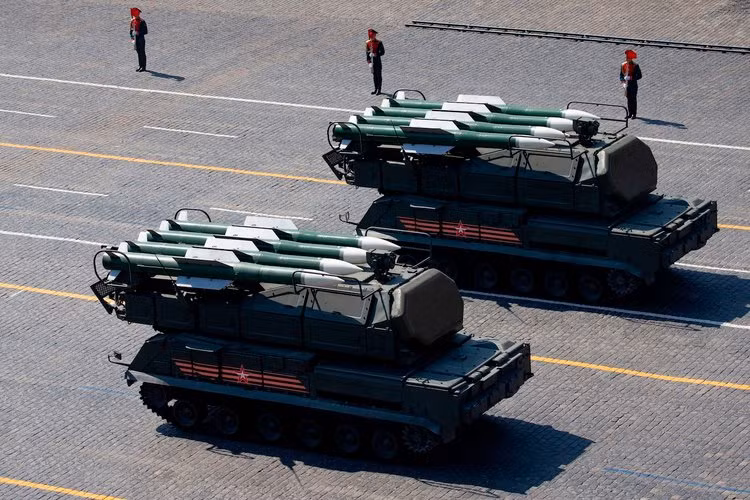 Tiếp theo đó là tổ hợp Buk. Đây là tổ hợp tên lửa phòng không tầm trung có từ thời Liên Xô và là một trong những thành phần quan trọng nhất trong hệ thống phòng không đa tầng của Quân đội Nga. Nhiệm vụ của Buk là phòng thủ trong tầm ngắn - trung với mục tiêu bay ở độ cao thấp - tầm bắn mà dù S-300 và S-400 có bao phủ nhưng hoạt động không hiệu quả. Nguồn ảnh: BI.