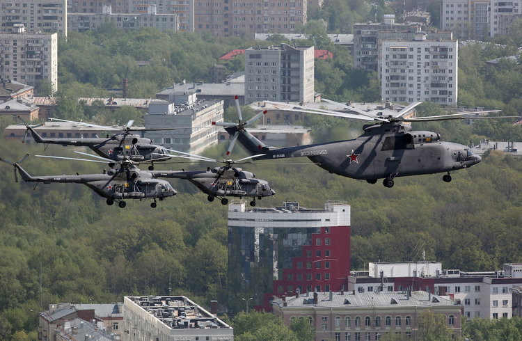 Về khả năng vận tải, trực thăng Mi-26 được coi là loại trực thăng vận tải hạng nặng lớn nhất và khoẻ nhất hiện nay. Mặc dù chỉ có thiết kế truyền thống và không có gì đặc biệt, loại trực thăng này được cho là có khả năng triển khai quân cũng như phương tiện thiết giáp không khác gì các loại máy bay vận tải chiến lược cánh bằng. Nguồn ảnh: BI.