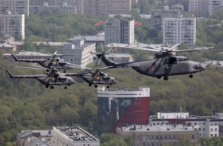 Về khả năng vận tải, trực thăng Mi-26 được coi là loại trực thăng vận tải hạng nặng lớn nhất và khoẻ nhất hiện nay. Mặc dù chỉ có thiết kế truyền thống và không có gì đặc biệt, loại trực thăng này được cho là có khả năng triển khai quân cũng như phương tiện thiết giáp không khác gì các loại máy bay vận tải chiến lược cánh bằng. Nguồn ảnh: BI.