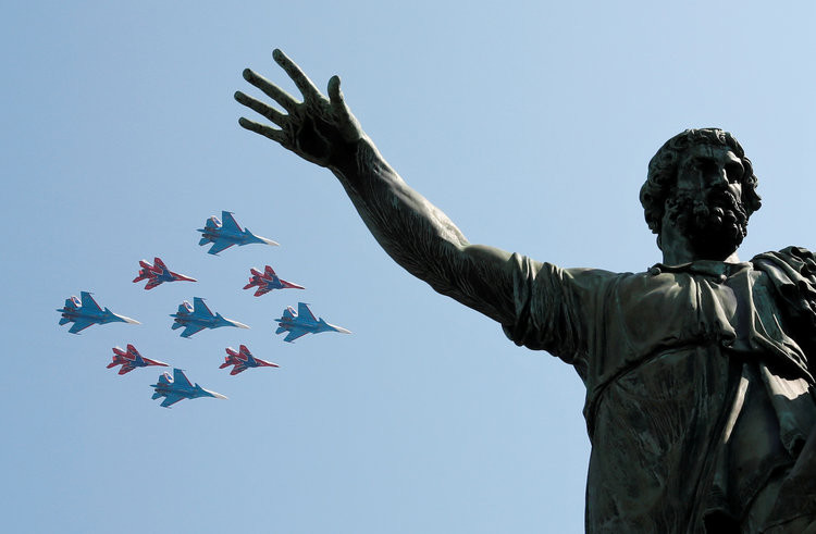 Dù không xuất hiện trong cuộc duyệt binh chính thức do thời tiết xấu, tuy nhiên MiG-29 và Su-30SM cũng bay qua Quảng Trường Đỏ trong buổi tổng duyệt diễn ra vào hôm 7/5. Hai loại chiến đấu cơ thế hệ 4 của Nga này đã trải qua nhiều lần nâng cấp từ thời Liên Xô tới nay và người Nga tự tin rằng, các máy bay này vẫn thừa sức đối phó với các chiến đấu cơ thế hệ năm của phương Tây. Nguồn ảnh: BI.