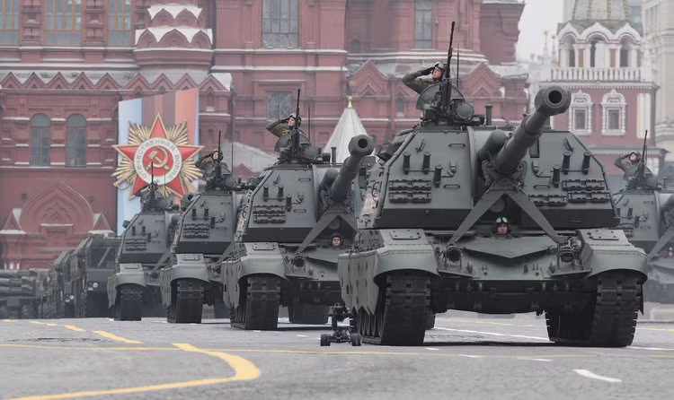 Đôi khi còn được biết tới với cái tên "vua chiến trường", Msta-S là khẩu pháo tự hành nguy hiểm bậc nhất hiện nay trong biên chế quân đội Nga. Khẩu pháo này đóng một vai trò cực kỳ quan trọng trong chiến thuật pháo binh của Nga với độ cơ động cao, khả năng sống sót tốt và hoả lực cực mạnh nhất là khi khai hoả theo kiểu "bầy đàn". Nguồn ảnh: BI.