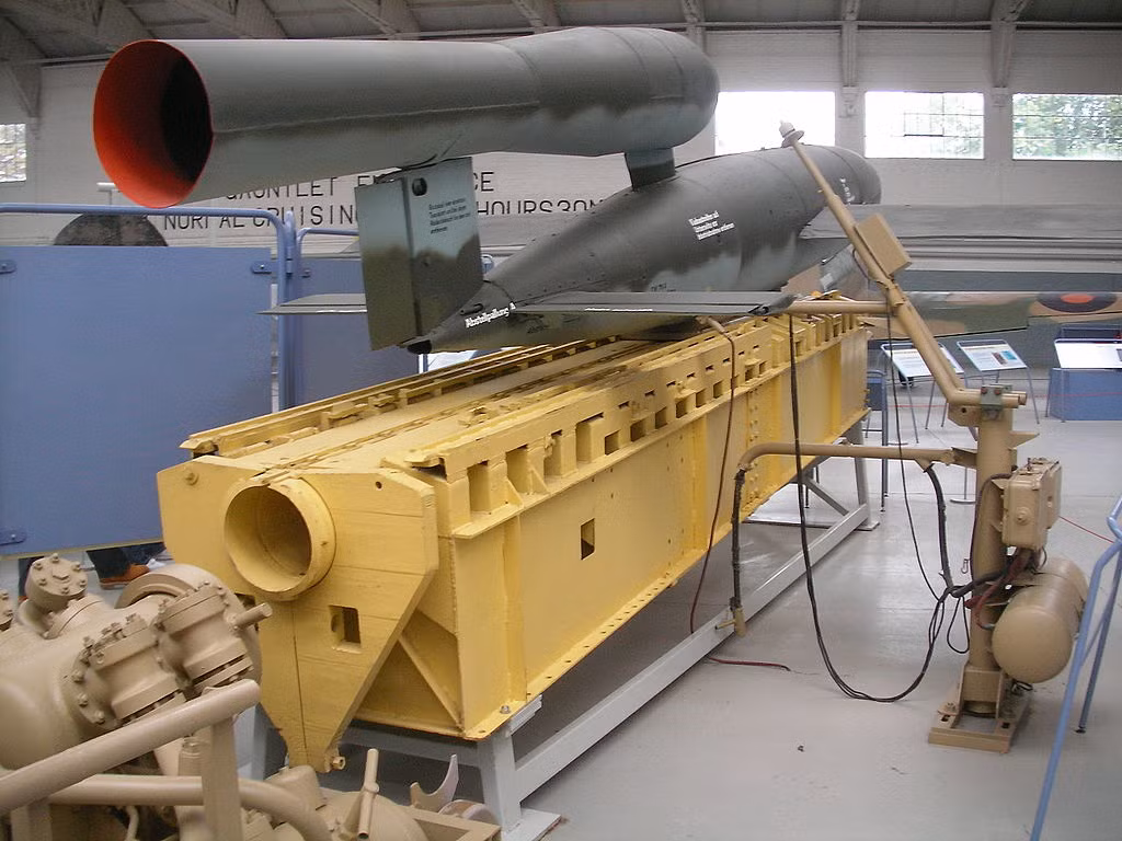 Loại động cơ được tên lửa V-1 sử dụng là động cơ tua-bin phản lực luồng. Đây là kiểu động cơ phản lực sơ khai nhất, có tính ổn định không cao và có âm thanh rất đặc biệt, có thể nhận ra ngay chỉ khi nghe thấy. Nguồn ảnh: Warhistoryonline.