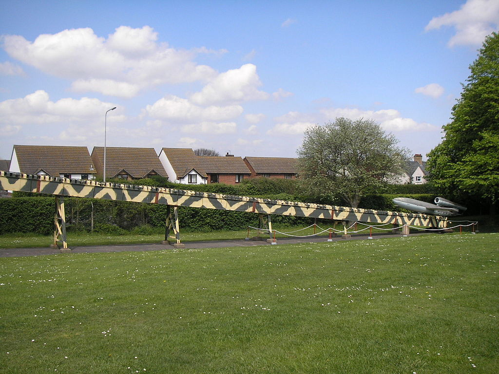 Không quân Hoàng gia Anh ghi nhận có ít nhất 16 trường hợp phi công sử dụng tiêm kích gạt vào cánh của V-1 khiến nó mất thăng bằng và rơi. Tuy nhiên đây là con số khá nhỏ so với 4261 quả tên lửa V-1 đâm xuống nước Anh trong thời gian từ giữa tháng 6 tới đầu tháng 9/1944. Nguồn ảnh: Warhistoryonline.