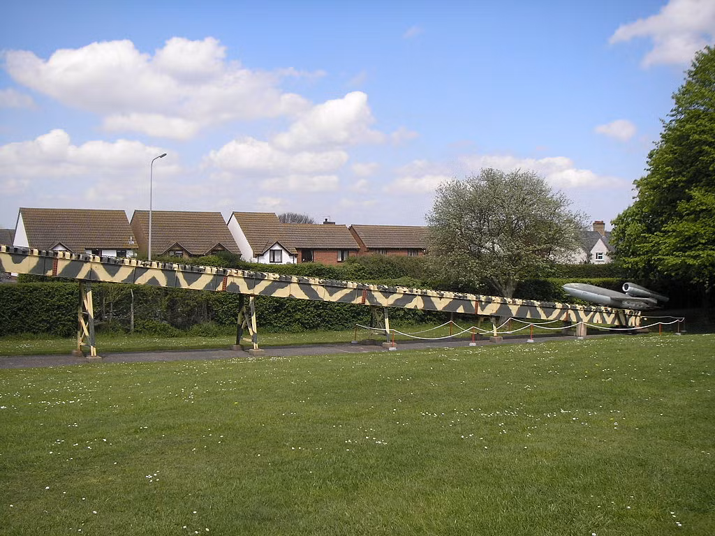 Không quân Hoàng gia Anh ghi nhận có ít nhất 16 trường hợp phi công sử dụng tiêm kích gạt vào cánh của V-1 khiến nó mất thăng bằng và rơi. Tuy nhiên đây là con số khá nhỏ so với 4261 quả tên lửa V-1 đâm xuống nước Anh trong thời gian từ giữa tháng 6 tới đầu tháng 9/1944. Nguồn ảnh: Warhistoryonline.