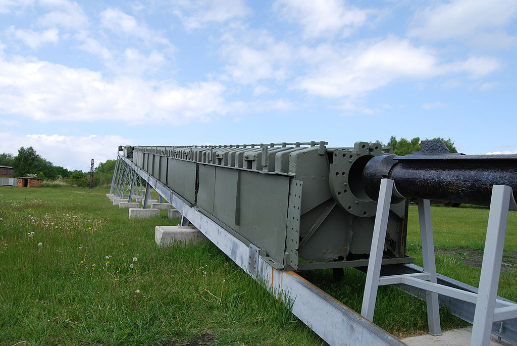 Hệ thống tự điều khiển của V-1 không có khả năng tự tìm mục tiêu, các kỹ sư Đức phải tính toán thời gian bay của V-1 từ trước khi phóng nó và thiết lập đồng hồ đếm ngược. Khi đồng hồ đếm ngược về 0, hệ thống bơm nhiên liệu sẽ bị ngắt và V-1 sẽ rơi. Nguồn ảnh: Warhistoryonline.