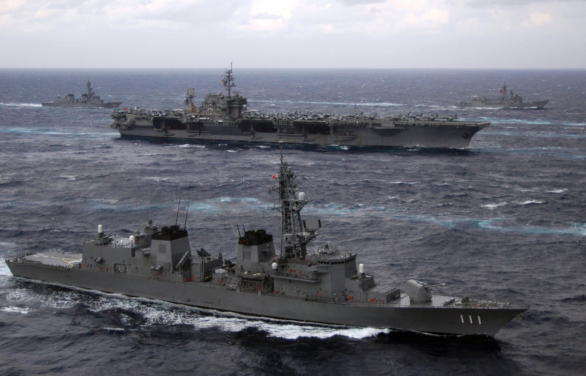Trong khi đó Nhật Bản còn là đồng minh chiến lược của Mỹ, quốc gia đang muốn "kìm kẹp" Hải quân Trung Quốc trong chuỗi đảo thứ nhất, và không muốn tàu chiến của Bắc Kinh tiến ra quá xa Thái Bình Dương vốn được xem là "sân nhà" của người Mỹ kể từ sau Chiến tranh Thế giới thứ 2. Nguồn ảnh: JSDF.