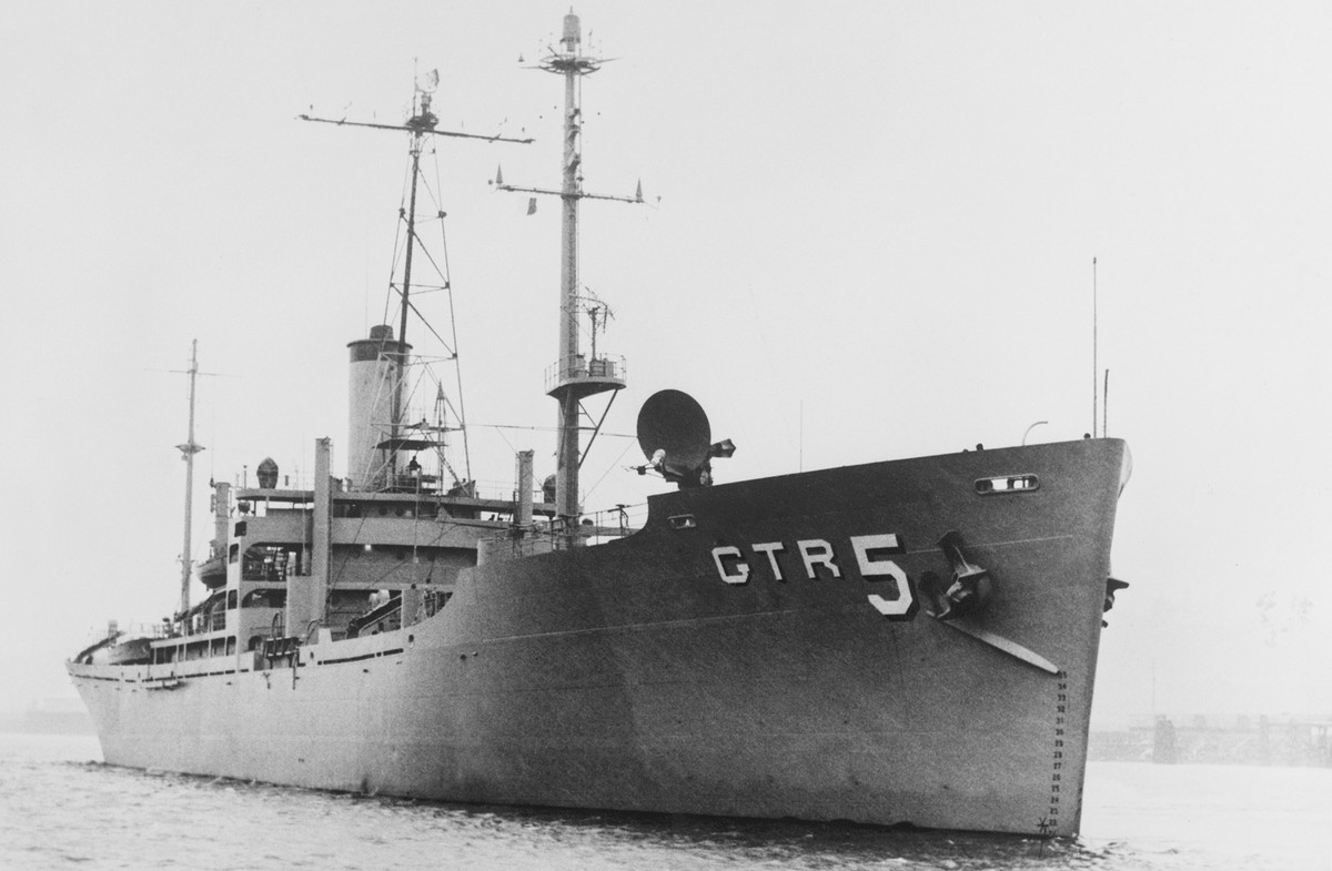 Và tàu do thám USS Liberty (AGTR-5) được cử làm nhiệm vụ này và ban đầu, lệnh của Hải quân Mỹ chỉ cho phép tàu USS Liberty di chuyển sát vào vùng lãnh hải của Israel trong khoảng cách ít nhất là 28 km. Nguồn ảnh: Archive.