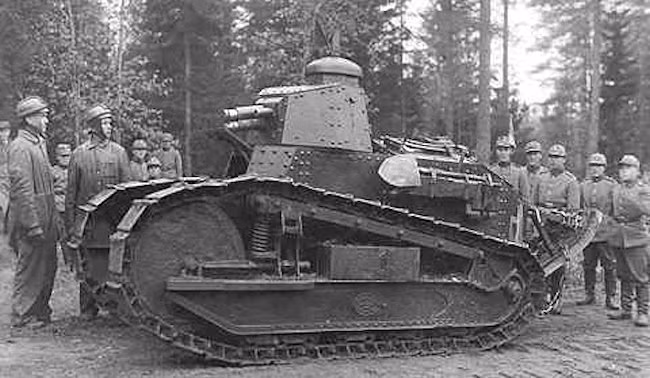 Đây là loại xe tăng mang tính chuẩn mực cho tới tận ngày hôm nay. Thiết kế người lái ngồi trước, xạ thủ ngồi sau cùng tháp pháo trên Renault FT đã được hàng loạt các quốc gia khác kế thừa trong những mẫu xe tăng được sản xuất sau đó. Nguồn ảnh: WRTP.