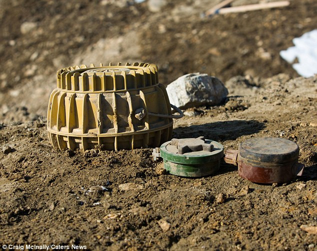 Không chỉ khó tìm thấy trên chiến trường, loại mìn nhựa này còn có thể tồn tại nhiều chục năm sau khi cuộc chiến đã xảy ra, gây khó khăn cho công tác khắc phục ô nhiễm bom mìn trong các khu vực trước đây từng là bãi chiến trường. Nguồn ảnh: Flickr.