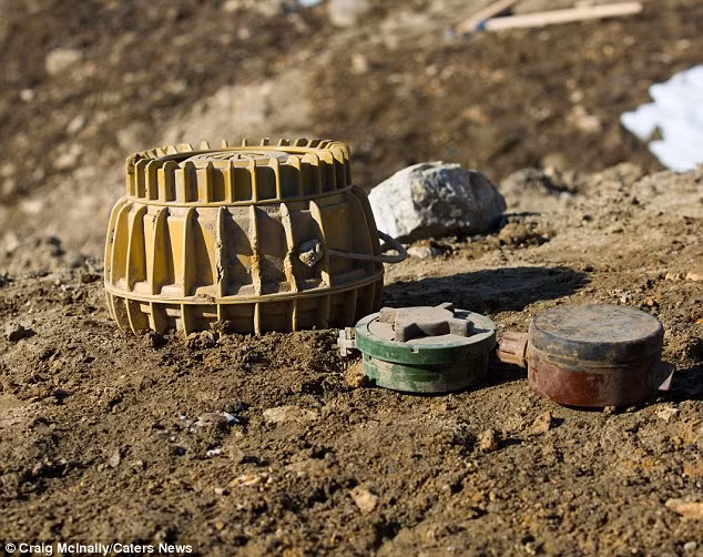 Không chỉ khó tìm thấy trên chiến trường, loại mìn nhựa này còn có thể tồn tại nhiều chục năm sau khi cuộc chiến đã xảy ra, gây khó khăn cho công tác khắc phục ô nhiễm bom mìn trong các khu vực trước đây từng là bãi chiến trường. Nguồn ảnh: Flickr.