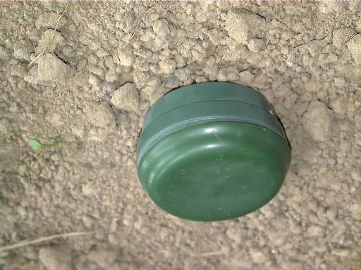 Có hai loại mìn nhựa, bao gồm cả mìn nhựa chống tăng lẫn mìn nhựa chống bộ binh. Thành phần cấu tạo của loại mìn này chủ yếu là từ nhựa, gỗ hoặc thuỷ tinh. Vật liệu nổ vốn dĩ không phải kim loại nên quả mìn có thể to nhỏ tuỳ ý mà vẫn có thể chỉ sử dụng một lượng cực nhỏ kim loại. Nguồn ảnh: Flickr.