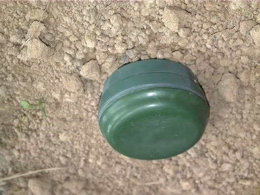 Có hai loại mìn nhựa, bao gồm cả mìn nhựa chống tăng lẫn mìn nhựa chống bộ binh. Thành phần cấu tạo của loại mìn này chủ yếu là từ nhựa, gỗ hoặc thuỷ tinh. Vật liệu nổ vốn dĩ không phải kim loại nên quả mìn có thể to nhỏ tuỳ ý mà vẫn có thể chỉ sử dụng một lượng cực nhỏ kim loại. Nguồn ảnh: Flickr.