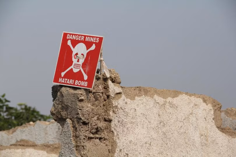 Lúc này, việc tìm kiếm và lôi được mảnh nhựa đó ra ngoài là khá khó khăn vì nhiều thiết bị chụp x-quang sẽ không phát hiện được nhựa bên trong cơ thể người. Tuy nhiên, những mảnh vỡ bằng nhựa sẽ không bị rỉ như mảnh sắt, thép nên nạn nhân sẽ không có nguy cơ bị nhiễm trùng máu khi cấp cứu chậm trễ. Nguồn ảnh: Flickr.