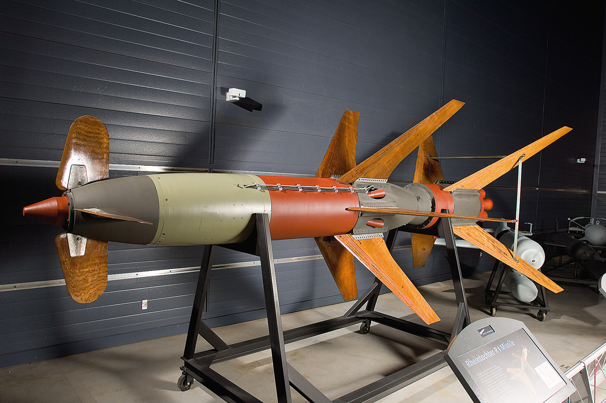 Tên lửa có chiều cao tổng cộng 6,3 mét, đường kính 54cm và mang theo đầu đạn nặng tối đa 136 kg. Dù ra đời từ năm 1942 nhưng quá trình thử nghiệm cho thấy Rheintochter không được ổn định, thời gian hoàn thiện thiết kế của Rheintochter kéo dài tới đầu năm 1945 thì chương trình bị huỷ do tương lai của cả nước Đức khi đó là quá mù mờ chứ không nói tới tương lai của chương trình này. Nguồn ảnh: Warhistory.