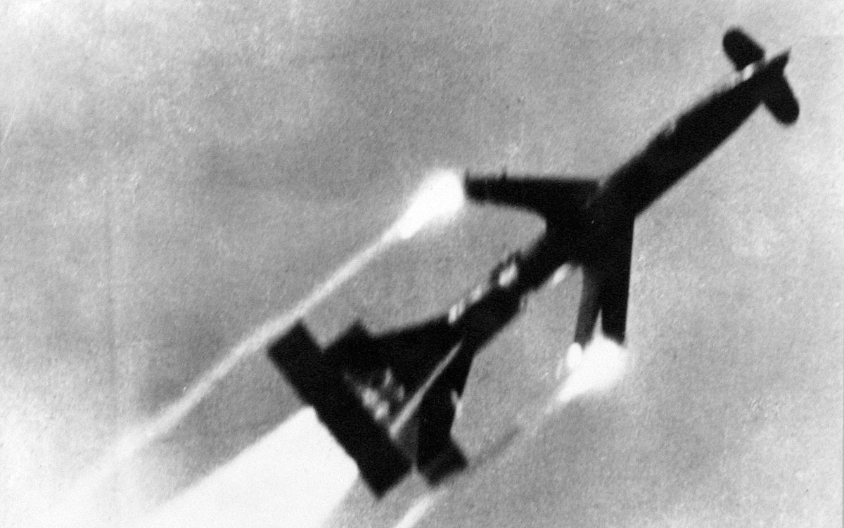 Cận cảnh tên lửa Rheintochter trong một phi vụ phóng thử, các tài liệu còn sót lại của phát xít Đức cũng không cho biết loại tên lửa này dẫn đường bằng gì và có cơ chế kích nổ ra sao. Nguồn ảnh: Warhistory.