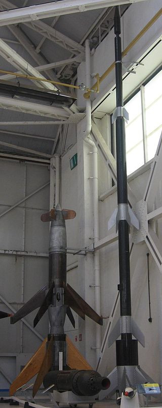 Sau hàng loạt các siêu vũ khí như xe tăng Tiger, máy bay phản lực Me 262, bom bay V-1, người Đức tiếp tục nỗ lực phát triển một mẫu vũ khí nữa cho phép họ tạo ưu thế trên chiến trường và lần này tên lửa Rheintochter. Tất nhiên ở thời điểm đó khái niệm về tên lửa phòng không chưa thực sự rõ ràng, thậm chí các nhà khoa học Đức còn không rõ họ có đang đi đúng hướng hay không. Nguồn ảnh: Warhistory.