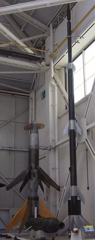 Sau hàng loạt các siêu vũ khí như xe tăng Tiger, máy bay phản lực Me 262, bom bay V-1, người Đức tiếp tục nỗ lực phát triển một mẫu vũ khí nữa cho phép họ tạo ưu thế trên chiến trường và lần này tên lửa Rheintochter. Tất nhiên ở thời điểm đó khái niệm về tên lửa phòng không chưa thực sự rõ ràng, thậm chí các nhà khoa học Đức còn không rõ họ có đang đi đúng hướng hay không. Nguồn ảnh: Warhistory.