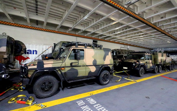 Tàu siêu đổ bộ HMAS Canberra có thể chuyên chở nhiều thiết bị, vũ khí khác nhau và có thể hoạt động độc lập 90 ngày không cần tiếp tế.