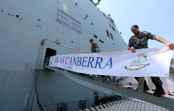 Tàu HMAS Canberra có chiều dài 230,82 m, chiều rộng 32 m, mớn nước 7,08 m, lượng giãn nước tiêu chuẩn 27.500 tấn, đầy tải 30.300 tấn.
