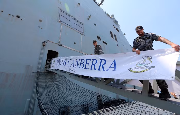 Tàu HMAS Canberra có chiều dài 230,82 m, chiều rộng 32 m, mớn nước 7,08 m, lượng giãn nước tiêu chuẩn 27.500 tấn, đầy tải 30.300 tấn.