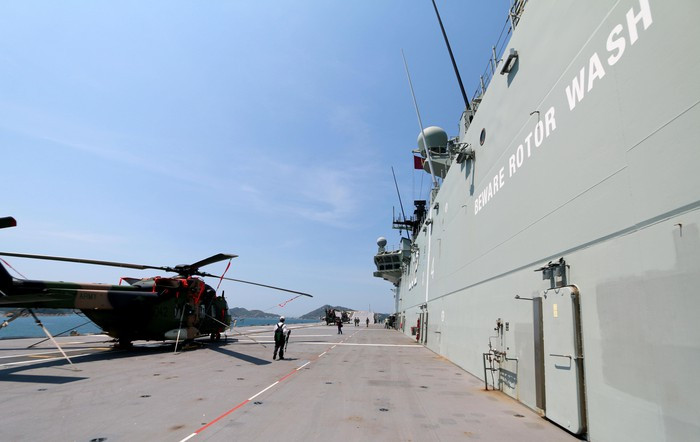 Tàu HMAS Canberra có thể mang theo 1.000 người, cùng với vũ khí như máy bay, trực thăng, xe tăng, đạn dược....