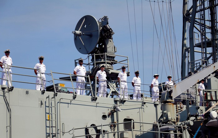 Hai tàu Hải quân Hoàng gia gồm HMAS Canberra và HMAS Newcastle cùng 800 thủy thủ thuộc các lực lượng lục quân, hải quân và không quân Hoàng gia Australia.