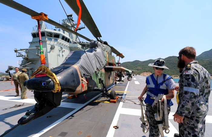 Tàu đổ bộ HMAS Canberra của Hải quân Australia được thiết kế dựa trên nguyên mẫu tàu đổ bộ mang trực thăng lớp Juan Carlos I của Hải quân Tây Ban Nha.