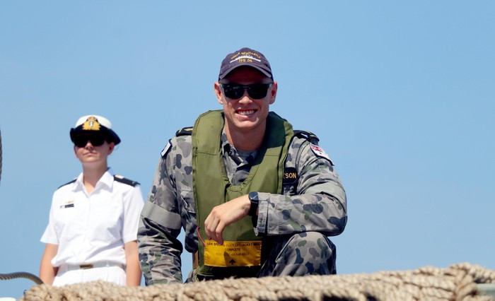 Ngoài hải quân, trên tàu đổ bộ HMAS Canberra còn có lực lượng lục quân và không quân Hoàng gia Australia.