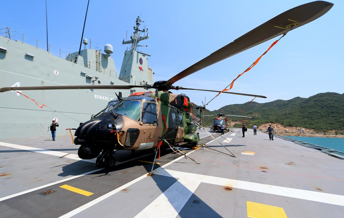 Máy bay săn ngầm trên tàu HMAS Canberra.